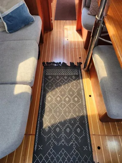 Plan B Yacht Photos Pics Interior of 1998 Hunter 450 Passage yacht with wooden flooring and patterned rug.