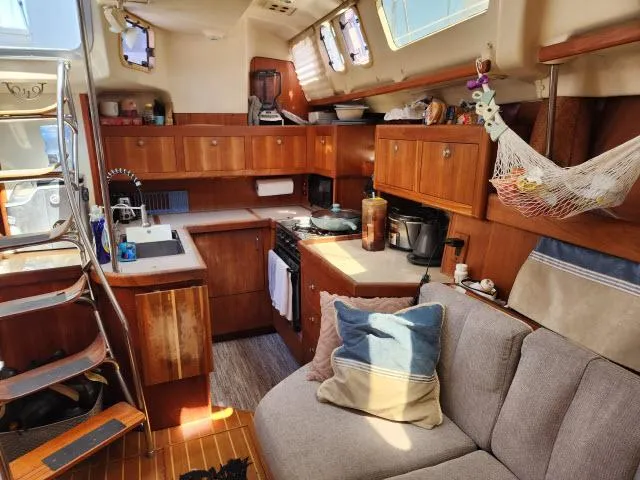 Plan B Yacht Photos Pics Interior of 1998 Hunter 450 Passage yacht with cozy kitchen and seating area.