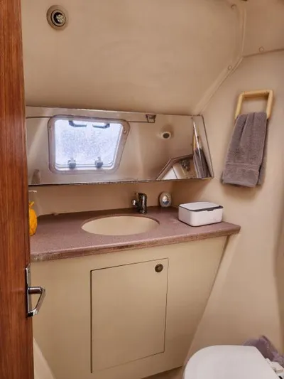 Plan B Yacht Photos Pics 1998 Hunter 450 Passage yacht bathroom with sink, mirror, and towel rack.