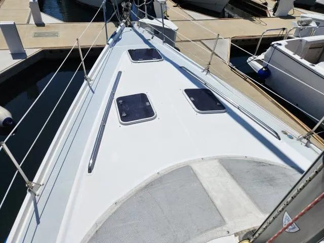 Plan B Yacht Photos Pics 1998 Hunter 450 Passage sailboat deck view at marina.