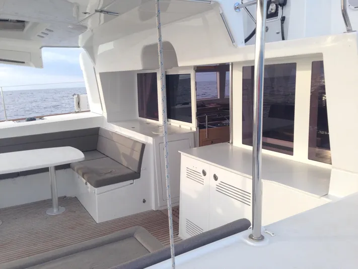  Yacht Photos Pics Lagoon 450 catamaran interior, 2014 model, featuring seating and ocean view.