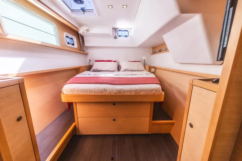  Yacht Photos Pics 2014 Lagoon 450 yacht cabin with cozy bed, wooden furnishings, and natural light.