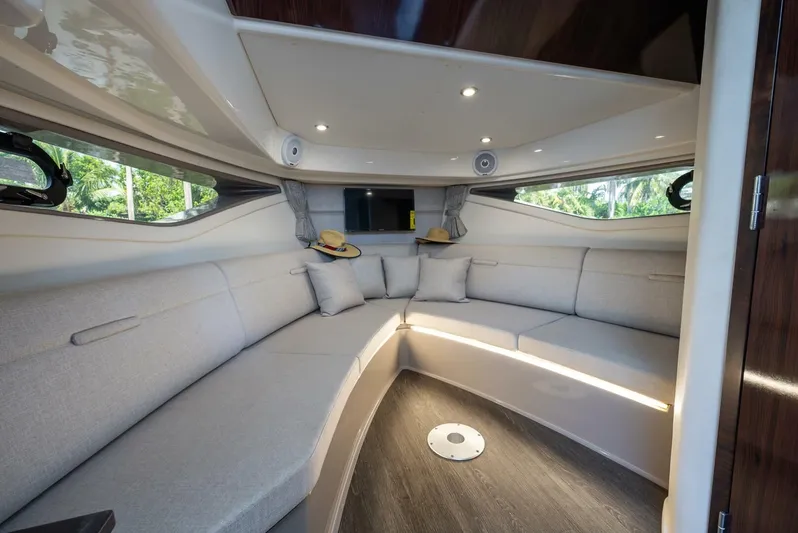 Venetia Yacht Photos Pics 2020 Sea Ray 320 Sundancer - Image 26