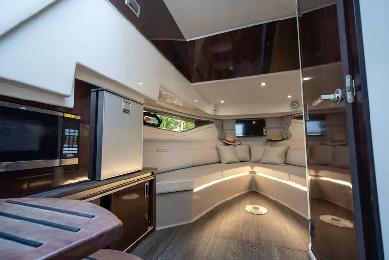 Venetia Yacht Photos Pics 2020 Sea Ray 320 Sundancer - Image 25