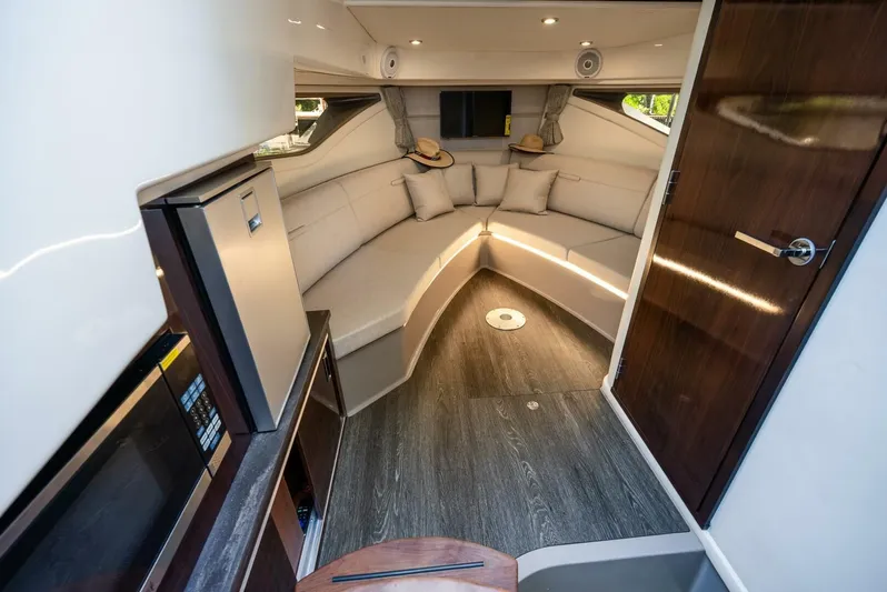 Venetia Yacht Photos Pics 2020 Sea Ray 320 Sundancer - Image 23