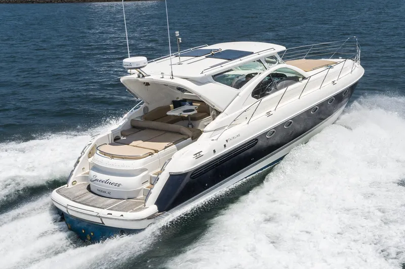  Yacht Photos Pics Fairline 48 Targa 2000 yacht cruising on open water, showcasing sleek design and luxury features.