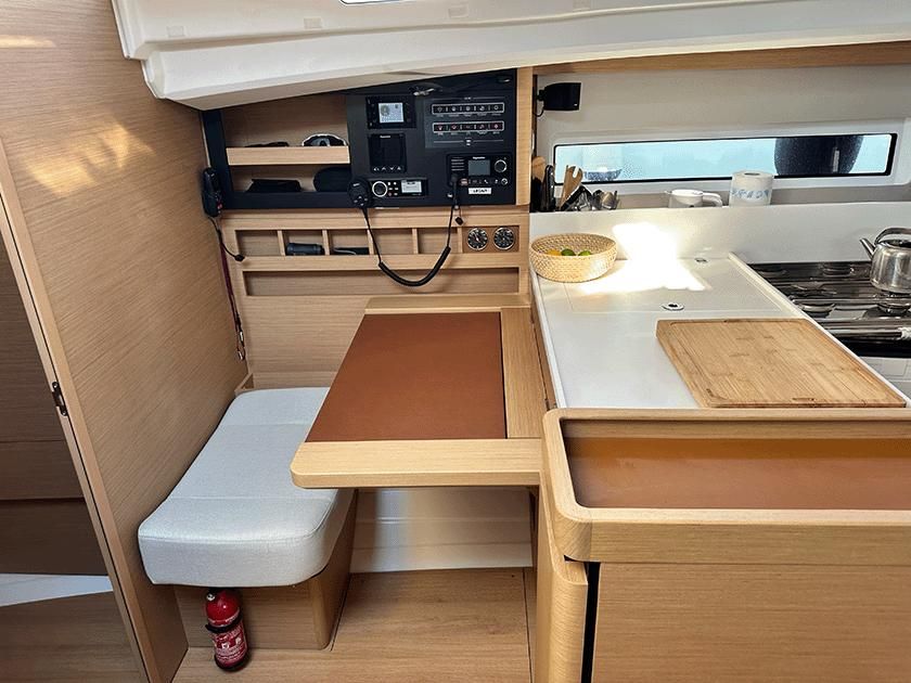 2018 Jeanneau 43 