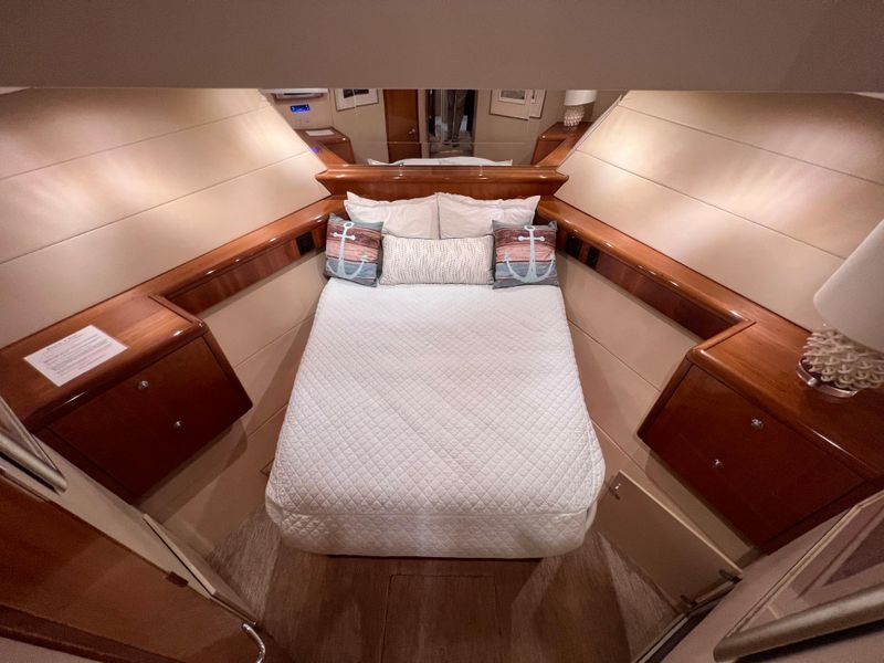 2004 Hatteras 75 Sport Deck Motor Yacht