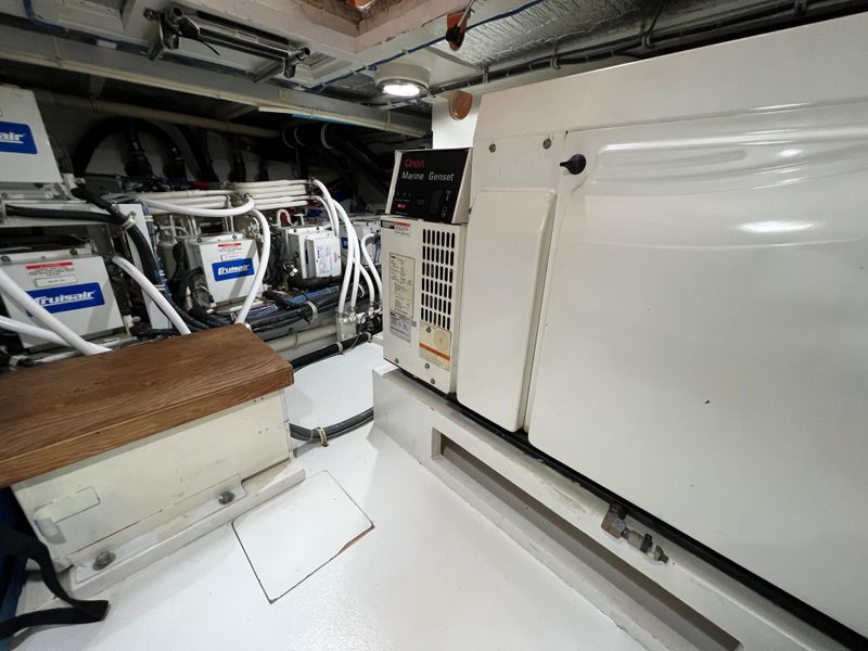 2004 Hatteras 75 Sport Deck Motor Yacht