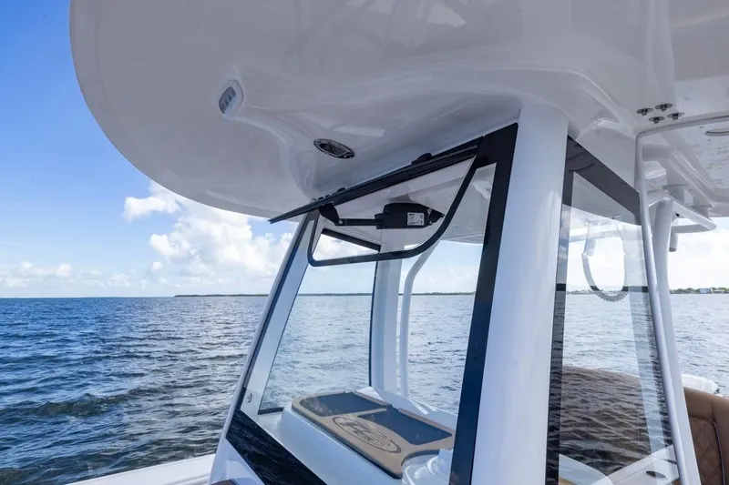  Yacht Photos Pics 2026 Sea Hunt Ultra 275 SE boat on open water, showcasing sleek design and modern features.