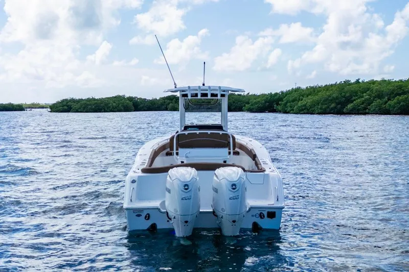  Yacht Photos Pics 2026 Sea Hunt Ultra 275 SE boat on water, featuring dual engines and sleek design.