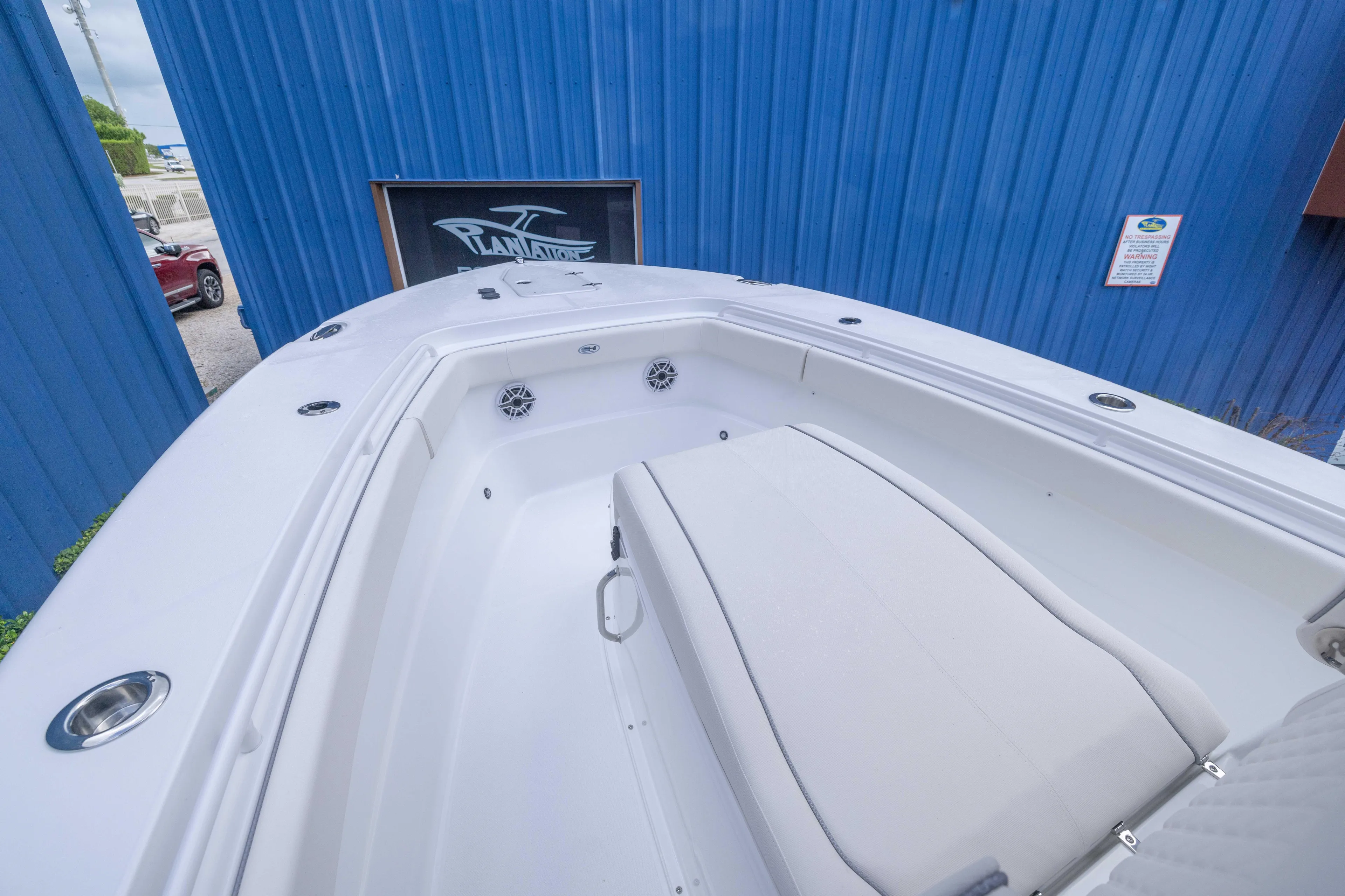  Yacht Photos Pics 2026 Sea Hunt Gamefish 27 Coffin Box boat interior with seating and speakers.