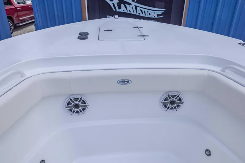  Yacht Photos Pics 2026 Sea Hunt Gamefish 27 Coffin Box boat interior with speakers and storage.