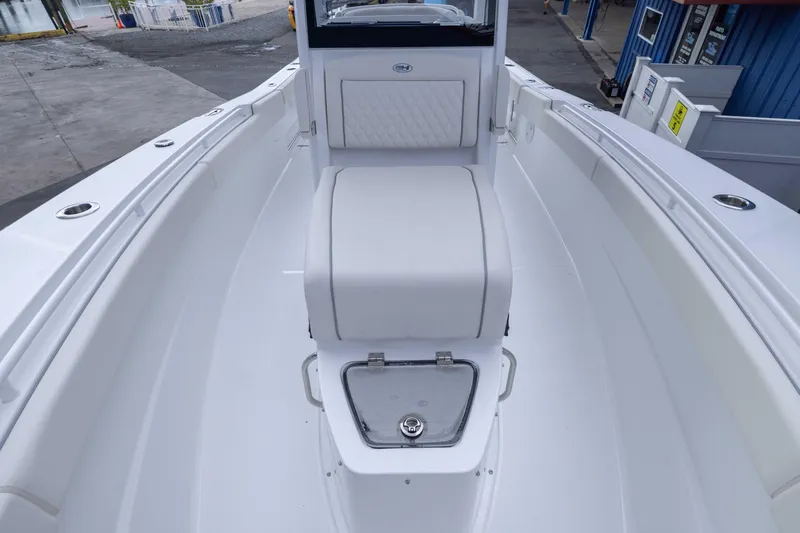  Yacht Photos Pics 2026 Sea Hunt Gamefish 27 Coffin Box boat interior, featuring sleek white seating and storage.