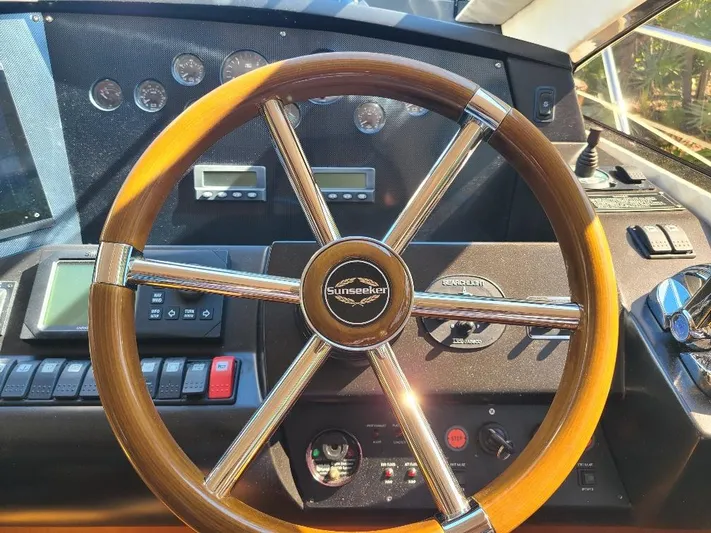 M-waves Yacht Photos Pics 