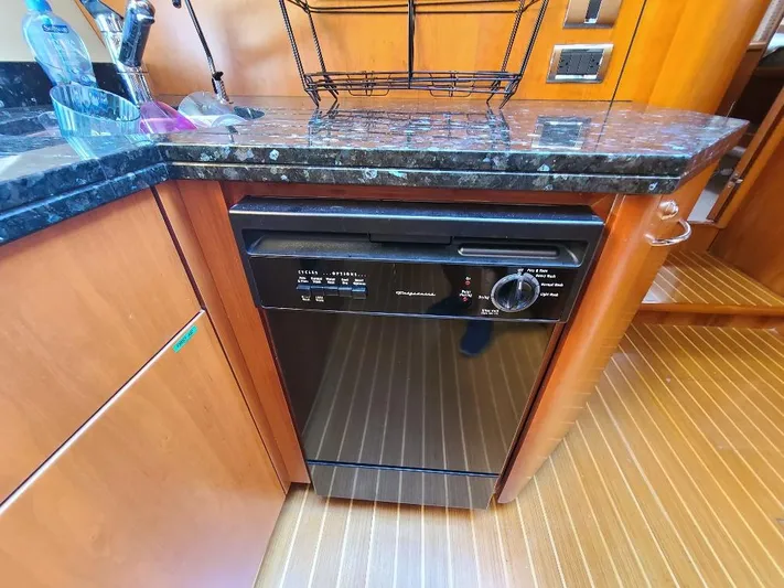 M-waves Yacht Photos Pics 