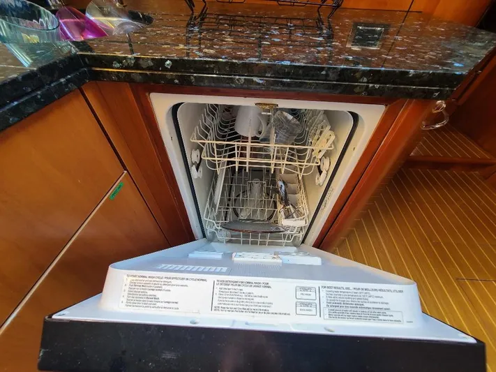 M-waves Yacht Photos Pics 