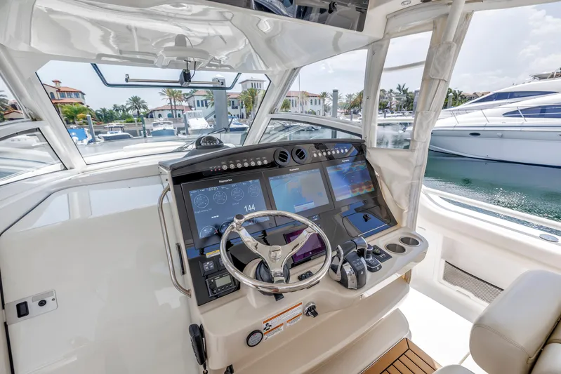  Yacht Photos Pics 2018 Boston Whaler 420 Outrage helm with advanced navigation systems and luxurious design.