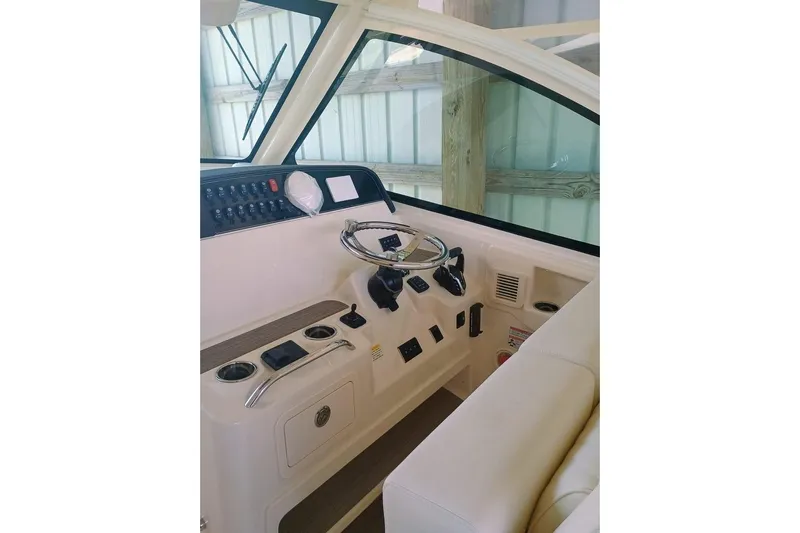 375-307 Brokerage Ron Yacht Photos Pics 2025 Grady-White Freedom 375 boat helm with steering wheel and control panel.