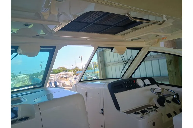 375-307 Brokerage Ron Yacht Photos Pics Interior view of 2025 Grady-White Freedom 375 boat, showcasing helm and dashboard features.