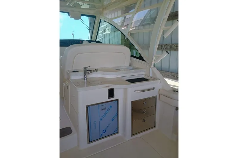 375-307 Brokerage Ron Yacht Photos Pics 2025 Grady-White Freedom 375 boat interior with sink and storage drawers.