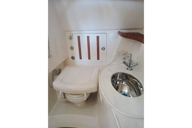 375-307 Brokerage Ron Yacht Photos Pics 2025 Grady-White Freedom 375 boat interior with toilet and sink.
