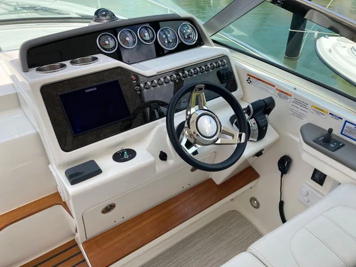 2021 Sea Ray 350 Sundancer @ Cancun Yacht Photos Pics 2021 Sea Ray Sundancer 350 helm with modern controls and sleek design.