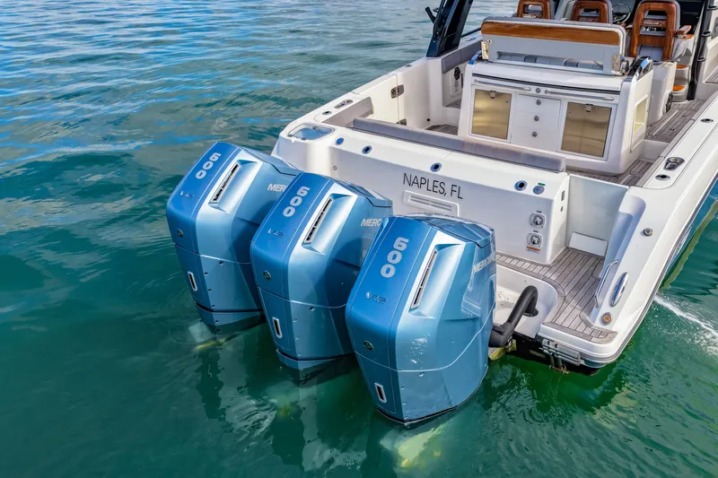  Yacht Photos Pics Boston Whaler 420 Outrage 2023 with three Mercury 600 HP engines.