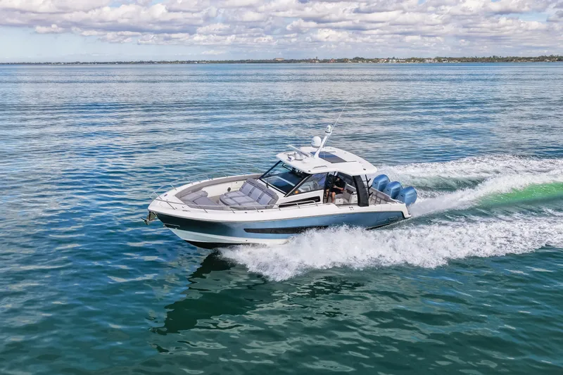  Yacht Photos Pics Boston Whaler 420 Outrage 2023 cruising on open water.