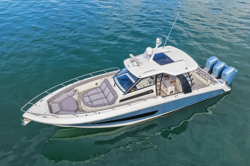  Yacht Photos Pics Boston Whaler 420 Outrage 2023 on calm water.