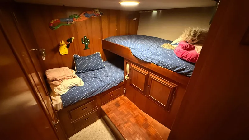 Destination Yacht Photos Pics Cozy cabin with bunk beds in 1995 Ocean Alexander 546 yacht.