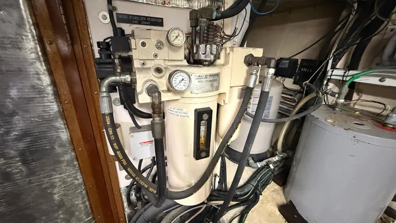 Destination Yacht Photos Pics Engine room of 1995 Ocean Alexander 546 yacht, featuring hydraulic stabilizer system.