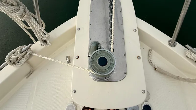 Destination Yacht Photos Pics Deck view of 1995 Ocean Alexander 546 yacht with anchor winch and ropes.