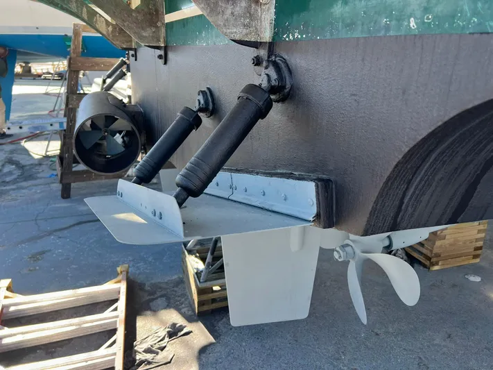 Destination Yacht Photos Pics Close-up of 1995 Ocean Alexander 546 boat's stern, showing propeller and trim tabs.