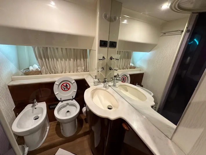 Ferretti 720 Fly Yacht Photos Pics 