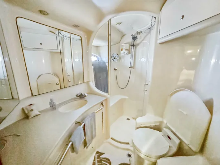 Island Seeker Yacht Photos Pics 2003 Sea Ray 48 Sedan Bridge - Image 12