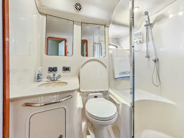 Island Seeker Yacht Photos Pics 2003 Sea Ray 48 Sedan Bridge - Image 13