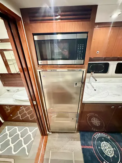 Perridice Yacht Photos Pics 2017 Sea Ray Sundancer 510 yacht kitchen with stainless steel appliances and modern cabinetry.