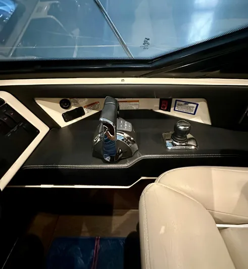 Perridice Yacht Photos Pics 2017 Sea Ray Sundancer 510 helm with controls and navigation equipment.