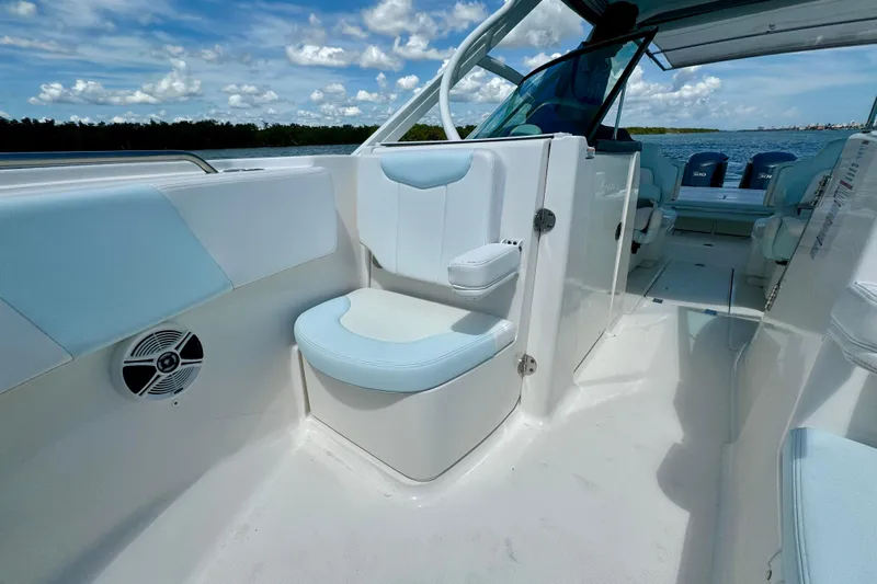  Yacht Photos Pics 2019 Robalo R317 Dual Console boat interior with seating and ocean view.