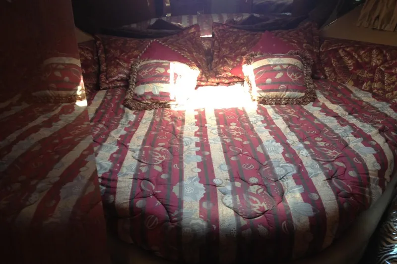 Good News Yacht Photos Pics Luxurious bedroom interior of 1998 Sea Ray 540 Sundancer yacht with patterned bedding.