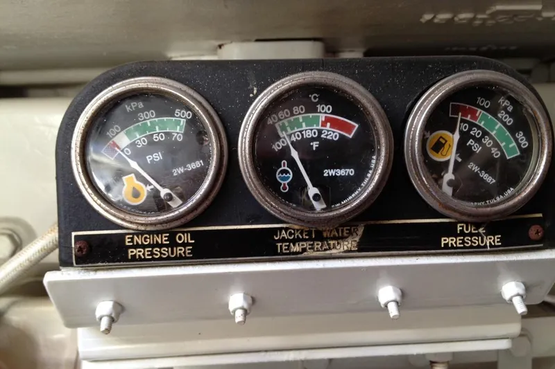 Good News Yacht Photos Pics Gauges on a 1998 Sea Ray 540 Sundancer displaying engine oil, water temperature, and fuel pressure.