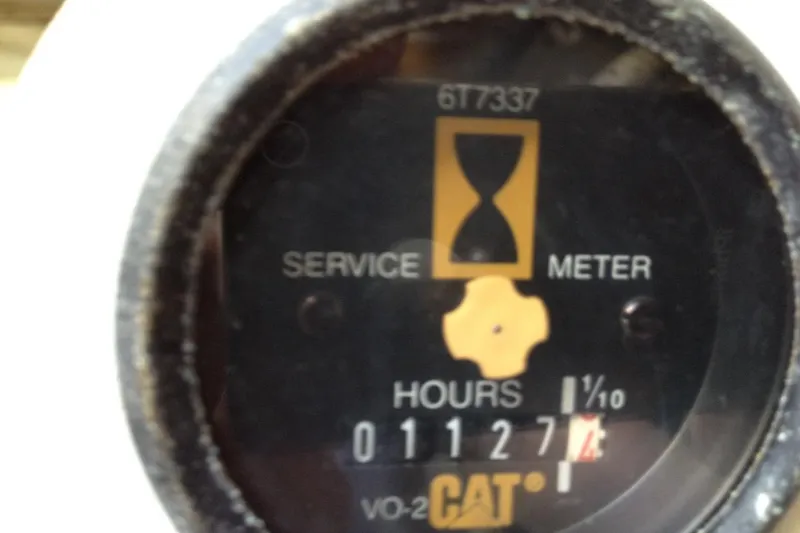 Good News Yacht Photos Pics Hour meter reading 1127.4 hours on 1998 Sea Ray 540 Sundancer.