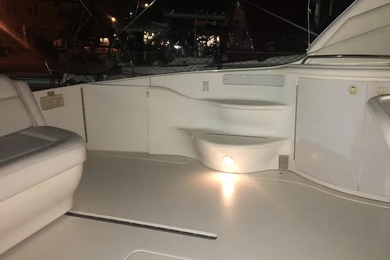 Good News Yacht Photos Pics 1998 Sea Ray 540 Sundancer boat interior with seating and ambient lighting.