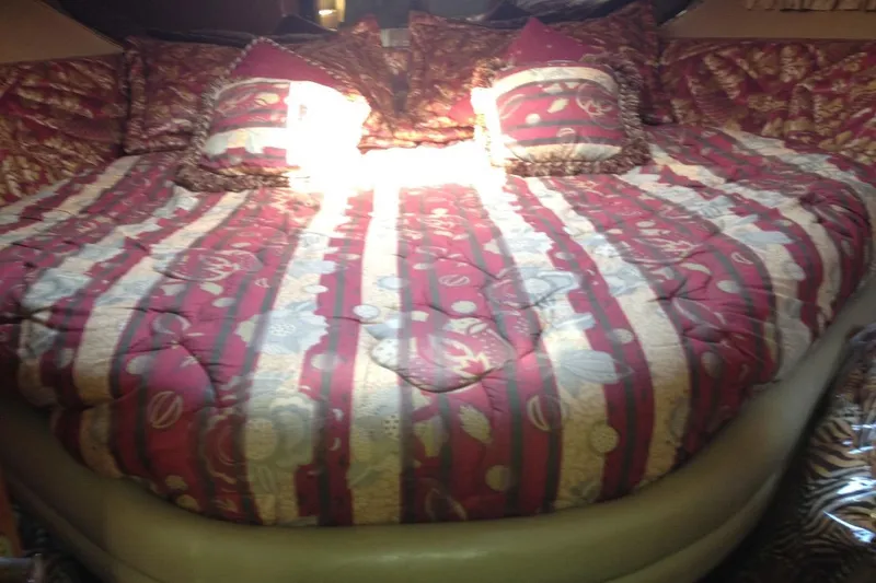Good News Yacht Photos Pics Luxurious bed with patterned bedding inside a 1998 Sea Ray 540 Sundancer yacht.