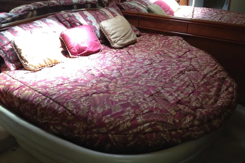 Good News Yacht Photos Pics Luxurious bedroom interior of 1998 Sea Ray 540 Sundancer yacht with floral bedding.