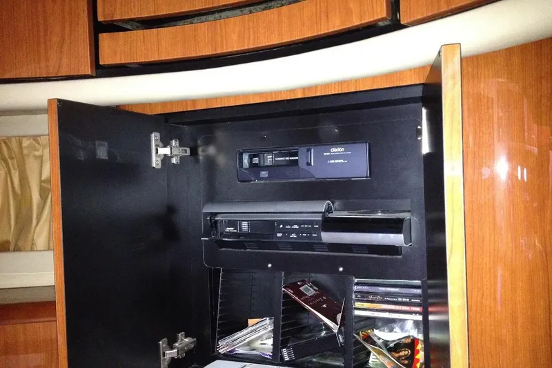 Good News Yacht Photos Pics 1998 Sea Ray 540 Sundancer interior cabinet with audio equipment and CDs.