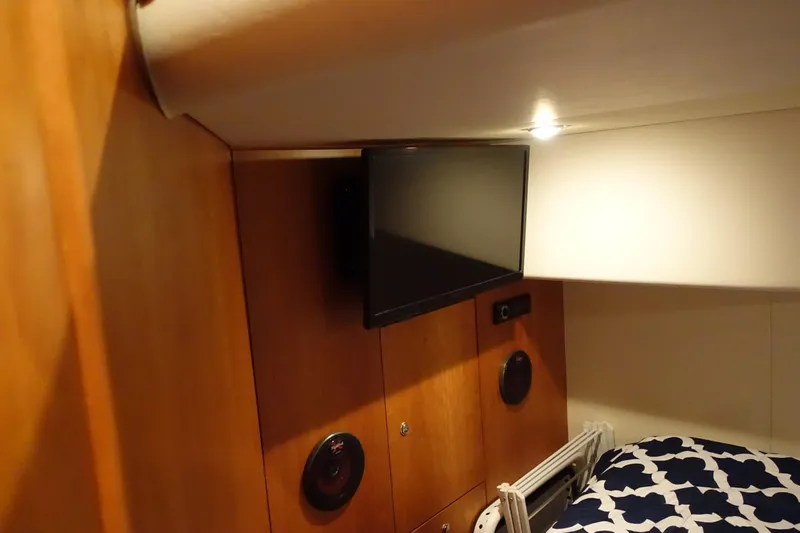  Yacht Photos Pics Interior of 2001 Silverton 410 Sport Bridge with TV and speaker setup.