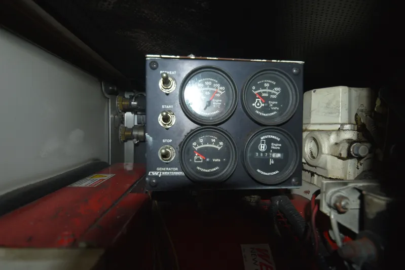 Series 60 Engines Yacht Photos Pics Generator control panel in Ocean 46 Super Sport 2006 boat.