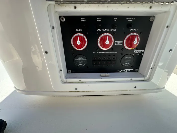  Yacht Photos Pics Control panel of a 2021 Tidewater 2700 Carolina Bay boat.